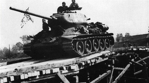 Sovtsk tank T-34/85, vov slo 1-13, 63. gardov tankov brigdy pi postupu na Berln v dubnu 1945. Tanky tto jednotky dorazily 9. 5. 1945 jako prvn v rmci Prask operace do Prahy.