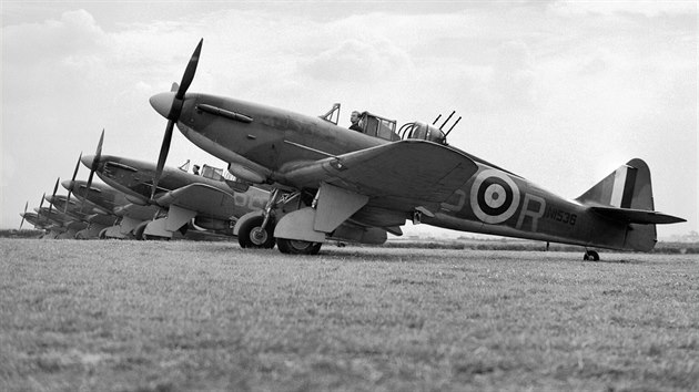 Britsk dvoumstn sthac letoun Boulton Paul Defiant ml vekerou vzbroj v podob ty kulomet soustednu ve steleck vi.