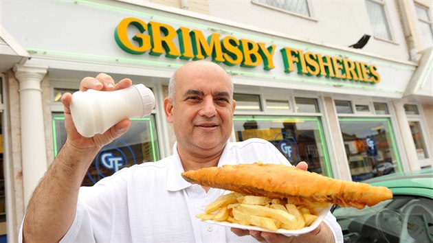 Užitečná ingredience. Majitel restaurace Grimsby Fisheries v Leicesteru obohatil fish and chips o vtipnou přísadu, o sůl, která nejen solí, ale dodává i octovou chuť.