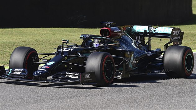Lewis Hamilton si v kvalifikaci Velk ceny Tosknska jede pro pole position.