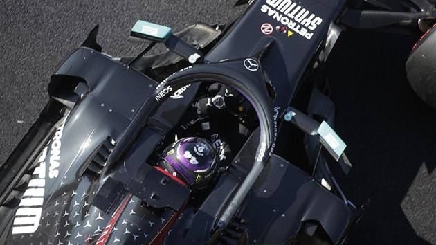 Lewis Hamilton se svm mercedesem v kvalifikaci na Velkou cenu Tosknska