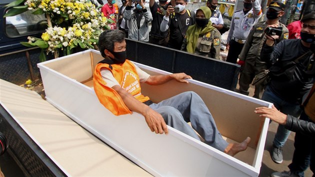 Lid, kte byli v Jakart pistieni bez pokrvky st a nosu, si museli veejn lehnout do rakve. (3. z 2020)
