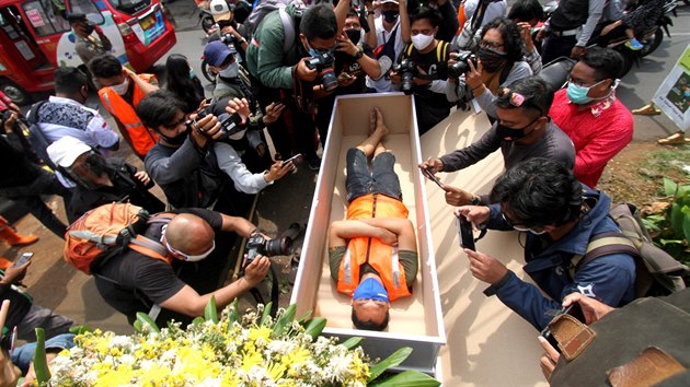 Lidé, kteří byli v Jakartě přistiženi bez pokrývky úst a nosu, si museli veřejně lehnout do rakve. (3. září 2020)