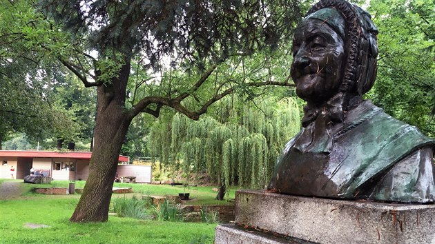 Pomník matky Karla Havlíčka Borovského v místním parku