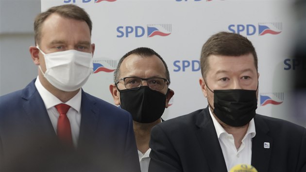 Radim Fiala, Jaroslav Foldyna a Tomio Okamura na tiskov konferenci SPD ped prvnm poprzdninovm jednnm Poslaneck snmovny. (15. z 2020)