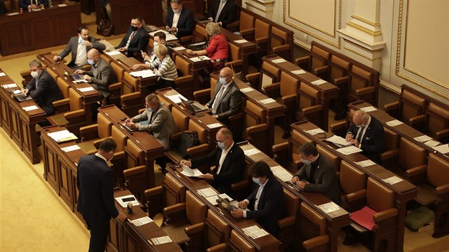 Poslanci během prvního poprázdninového jednání Sněmovny. (15. září 2020)