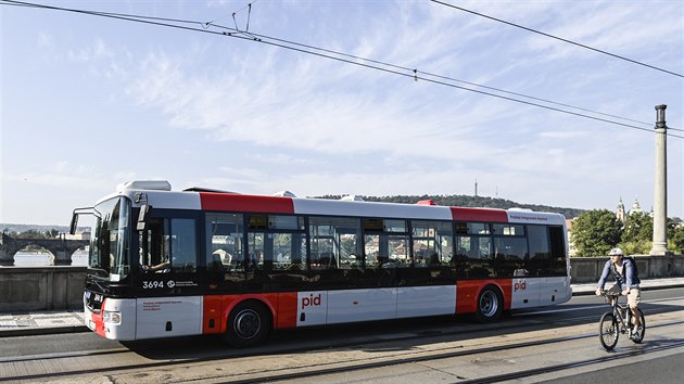 Dopravní podnik hlavního města Prahy představil prototyp autobusu SOR NB12 v nově schválené vizuální podobě systému Pražské integrované dopravy (PID). (16. září 2020)
