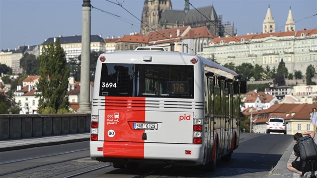 Dopravn podnik hlavnho msta Prahy pedstavil prototyp autobusu SOR NB12 v nov schvlen vizuln podob systmu Prask integrovan dopravy (PID). (16. z 2020)
