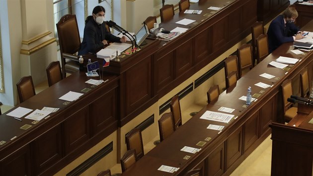 Prázdné ministerské lavice při mimořádném jednání Poslanecké sněmovny. (16. září 2020)
