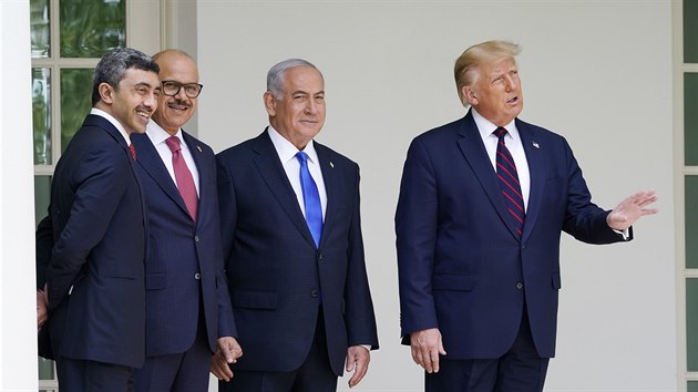 Americk prezident Donald Trump ped podpisem dohod o plnohodnotnch diplomatickch vztazch, kter Izrael nave s Bahrajnem a Spojenmi arabskmi emirty (SAE). Po jeho boku stoj izraelsk premir Benjamin Netanjahu, ministr zahrani Bahrajnu Abdallatf Zajn a ministr zahrani SAE Abdallh bin Zajd Nahajn. (15. z 2020)