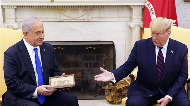 Americký prezident Donald Trump a izraelský premiér Benjamin Netanjahu před podpisem dohod o plnohodnotných diplomatických vztazích, které Izrael naváže s Bahrajnem a Spojenými arabskými emiráty (SAE). (15. září 2020)