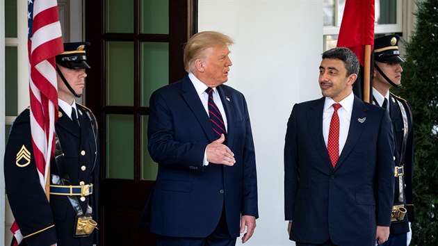 Americk prezident Donald Trump a ministr zahrani Spojench arabskch emirt (SAE) Abdallh bin Zajd Nahajn ped podpisem dohod o plnohodnotnch diplomatickch vztazch, kter Izrael nave s Bahrajnem a SAE. (15. z 2020)