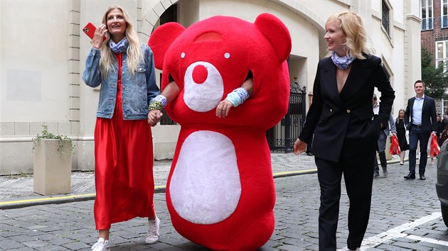 Tereza Maxov a Anna Geislerov na startu happeningu Hbejte se s Teribearem v Praze na Staromstskm nmst.