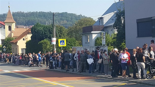 Stovky lid v Ostrav-Lhotce ekaly mnoho hodin na registraci u novho zubae. (14. z 2020)