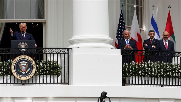 Americk prezident Donald Trump ped podpisem dohod o plnohodnotnch diplomatickch vztazch, kter Izrael nave s Bahrajnem a Spojenmi arabskmi emirty. Na druhm balkon stoj izraelsk premir Benjamin Netanjahu, ministr zahrani Bahrajnu Abdallatf Zajn a ministr zahrani SAE Abdallh bin Zajd Nahajn. (15. z 2020)