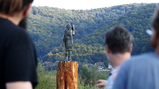 Lid obdivuj novou sochu pedstavujc prvn dmu Spojench stt Melanie Trumpovou. Bronzov socha nahradila pvodn devnou figuru, kterou zniili vandalov. (15. z 2020)