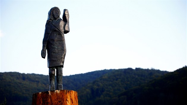 Nov socha Melanie Trumpov stoj pobl jejho rodnho msta Sevnica ve Slovinsku. Bronzov socha nahradila pvodn devnou figuru, kterou neznm vandalov zniili. (15. z 2020)