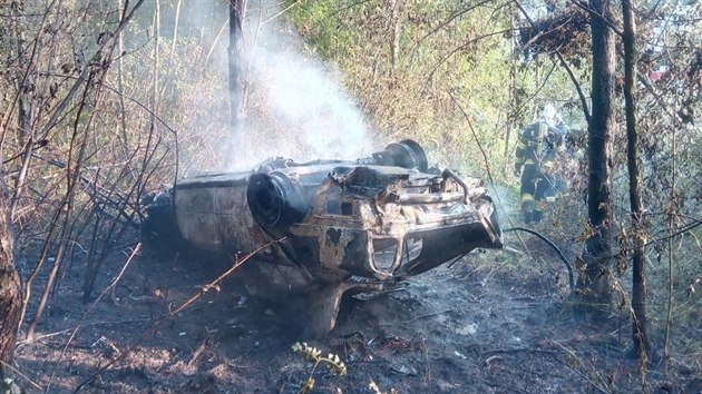 Muže, který po dopravní nehodě u Nepomuk v Pardubickém kraji zůstal uvězněn v hořícím autě, zachránil projíždějící řidič. (16. září 2020)
