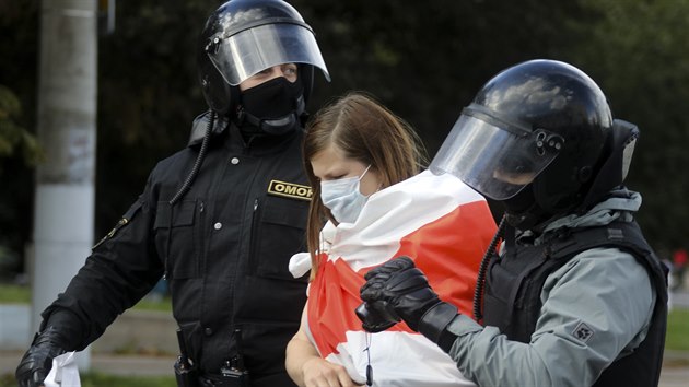 Blorusk policie znovu zasahovala proti demonstrantm v ulicch. Tvrd pitom postupuje u i vi enm. (13. z 2020)