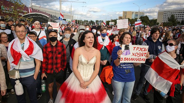 Běloruská policie znovu zasahovala proti demonstrantům v ulicích. Tvrdě přitom postupuje už i vůči ženám. (13. září 2020)
