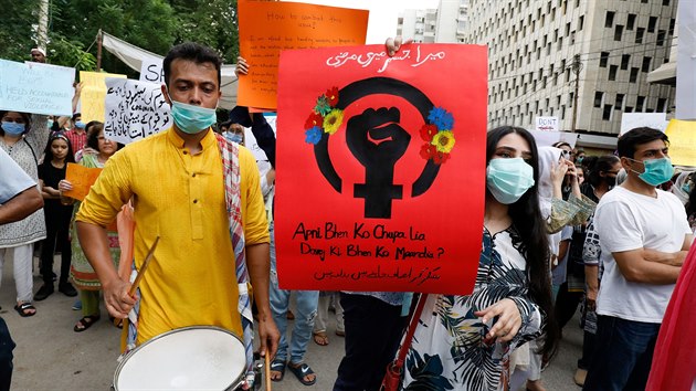 V několika pákistánských městech se v sobotu konaly druhým dnem demonstrace proti tomu, jak policie vyšetřuje případ znásilnění ženy u dálnice. (12. září 2020)