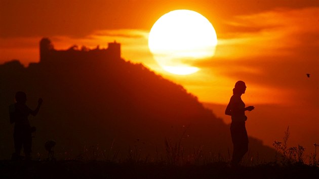 Sirot�� hr�dek se ty�� nad zelen�mi kopci jako vzne�en� d�ma a u� z d�li bud� dojem romantick�ho, histori� op�eden�ho m�sta.