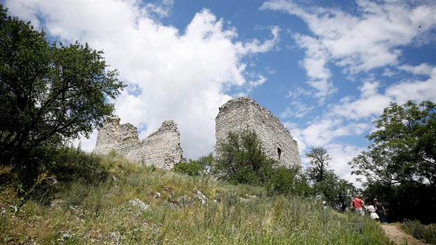 Sirotčí hrádek se rozkládá na dvou vápencových skalách, dodnes tu stojí zbytky původní zdi a také věže.