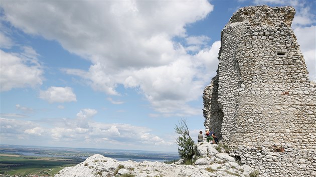 Sirot�� hr�dek se rozkl�d� na dvou v�pencov�ch skal�ch, dodnes tu stoj� zbytky p�vodn� zdi a tak� v�e.