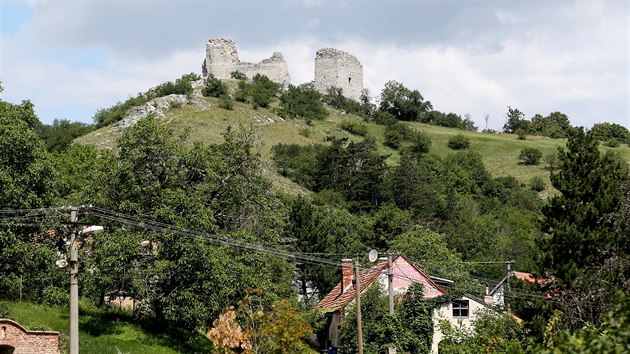 Sirotčí hrádek se rozkládá nad Klentnicí na dvou vápencových skalách, dodnes tu stojí zbytky původní zdi a také věže.