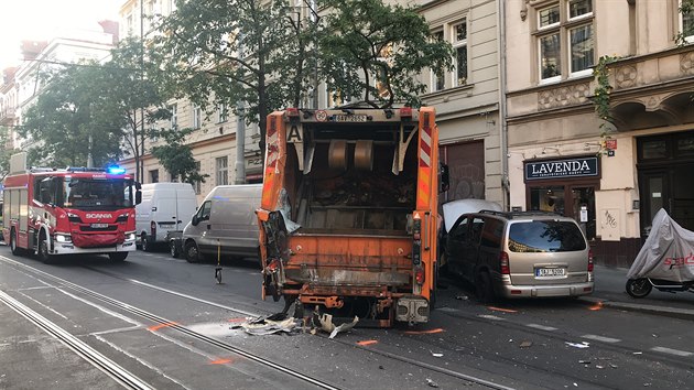 Nehoda tramvaje s popelskm vozem v ulici Korunn.