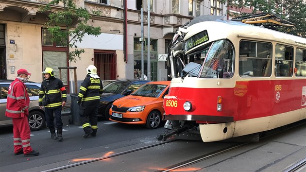 Nehoda tramvaje s popelskm vozem v ulici Korunn.