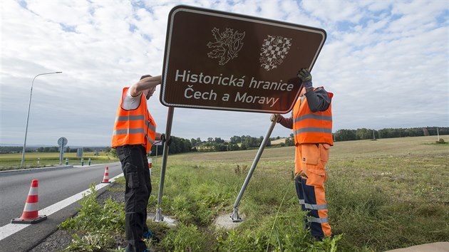 Silnii u obce Kukle na Svitavsku osadili prvn hnd tabule pipomnajc historickou hranici ech a Moravy.