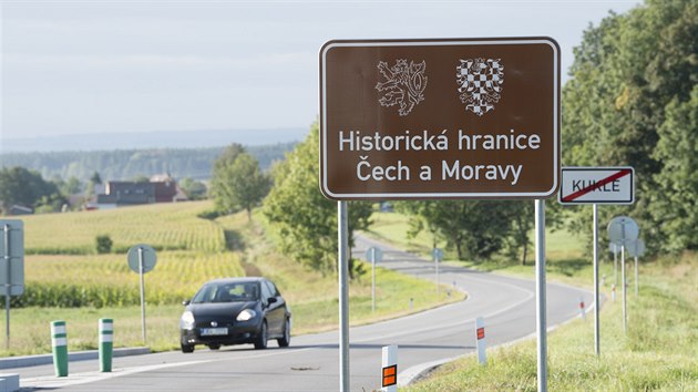 Silnii u obce Kukle na Svitavsku osadili prvn hnd tabule pipomnajc historickou hranici ech a Moravy.