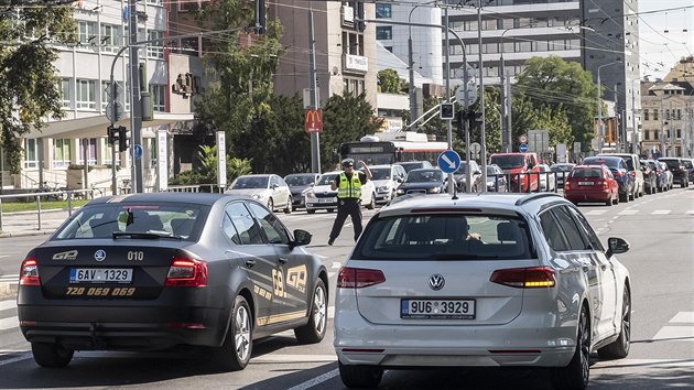 Auta na kiovatce u zimnho stadionu budou kvli ponienmu semaforu dit nkolik dn policist.