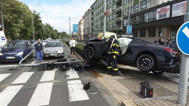 idi BMW na kiovatce u zimnho stadionu krom t voz smetl semafor.