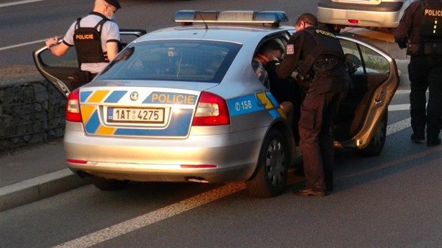 Policisté ve středu v Praze zadrželi šestatřicetiletou řidičku. Ta se v Praze projížděla nejenom v ukradeném autě. Policisté následně zjistili, že je pod vlivem drog i alkoholu. (17. září 2020)