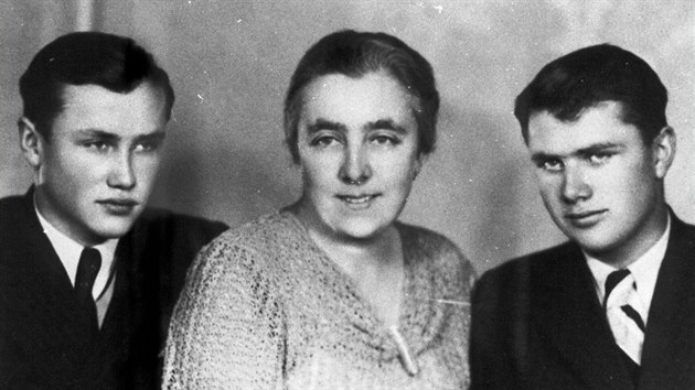 Marie Moravcová se svými syny Vlastimilem (vlevo) a Miroslavem (vpravo) .