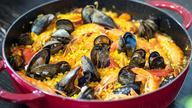 Pravá španělská paella je takovou luxusnější verzí italského rizota. Má spoustu variant, takže pokud si ji chcete udělat třeba jen s kuřecím masem nebo přidat vyloupané krevety, je to na vás.