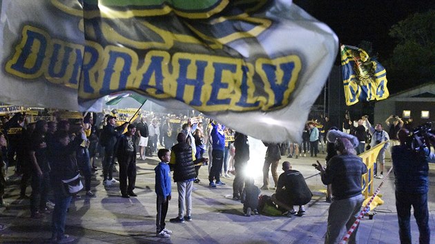Fanouci Dunajsk Stredy sleduj utkn 2. pedkola Evropsk ligy proti Jablonci na velkoplon obrazovce ped stadionem.