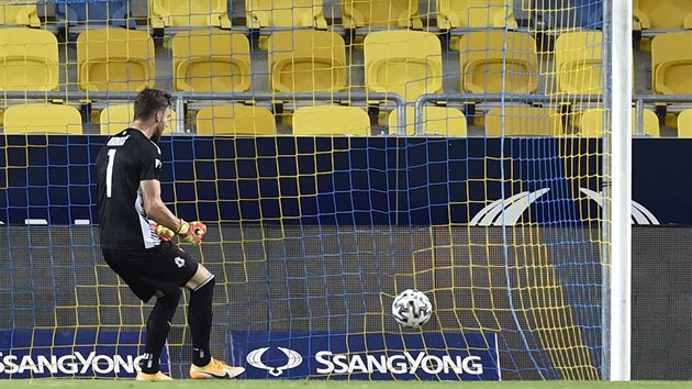 Jabloneck brank Jan Hanu inkasuje v Dunajsk Stred v utkn 2. pedkola Evropsk ligy.