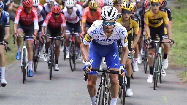Julian Alaphilippe nastupuje hlavnmu balku bhem 12. etapy Tour de France.