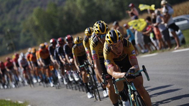 Jumbo-Visma thne peloton bhem 15. etapy Tour de France.