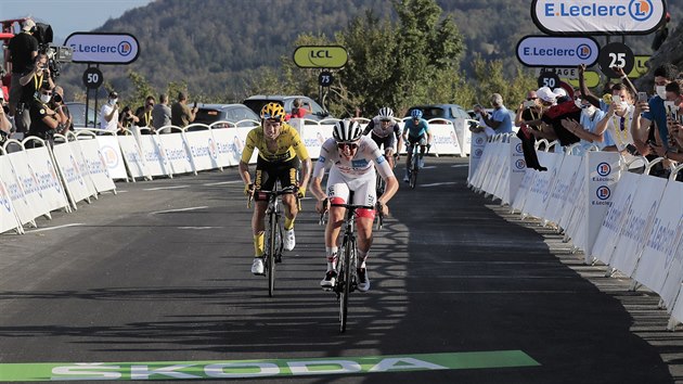 SLOVINSK DEN. Tadej Pogaar vtz ped Primoem Rogliem v 15. etap Tour de France.
