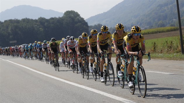 Jumbo-Visma na ele pelotonu bhem 17. etapy Tour de France.