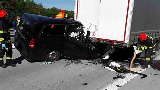 Při úterní nehodě na dálnici D2 zasahovaly tři hasičské jednotky. Řidič dodávky zůstal po nárazu do kamionu zaklíněný v autě.