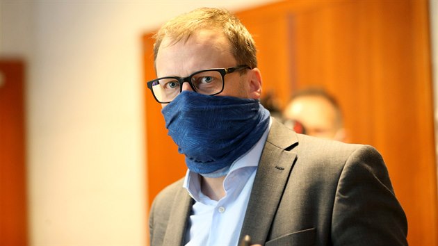 Svatopluk Bartík musí podle nepravomocného rozsudku zaplatit 250 tisíc Miloši Zemanovi za slova o rakovině. Na zaplacení odškodnění vyhlásil sbírku.