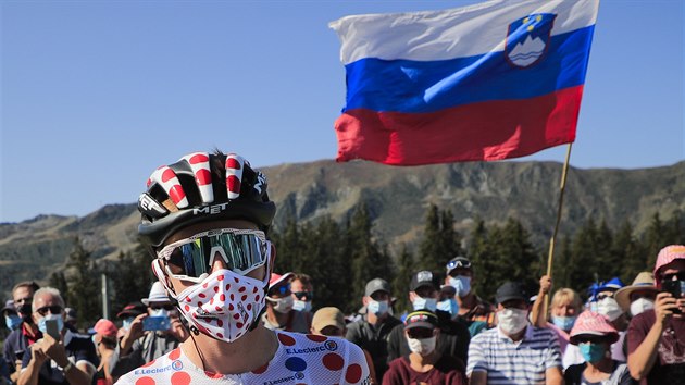 Tadej Pogaar se slovinskou vlajkou na startu 18. etapy Tour.