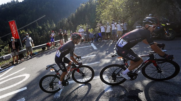 Michal Kwiatkowski (vpravo) a Richard Carapaz bhem 18. etapy Tour.