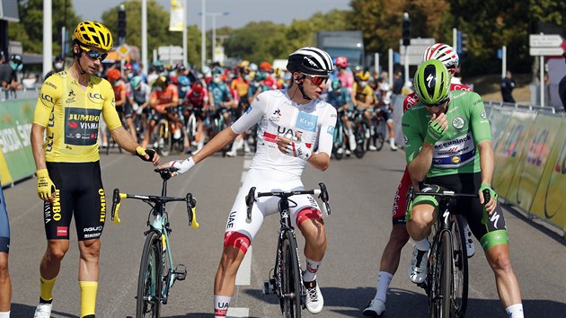 DRŽITELÉ TRIKOTŮ. Žlutý Primož Roglič, bílý Tadej Pogačar a zelený Sam Bennett na startu 19. etapy Tour.