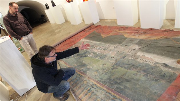 Historická opona s vyobrazením Havlíčkova Brodu se až do roku 2016 ukrývala v depozitáři muzea. Tento snímek je z doby ještě před restaurováním opony, když byla rozbalena v havlíčkobrodském muzeu.